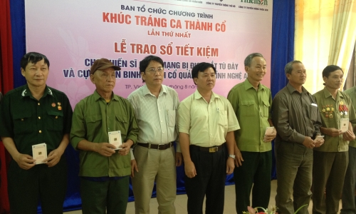 Trao tặng quà cho các cựu chiến binh Thành cổ Quảng Trị